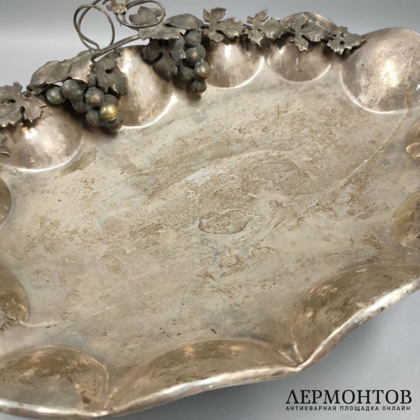 Ваза для фруктов с виноградной лозой. Серебро, чеканка, Западная Европа, 1-я половина 20 века