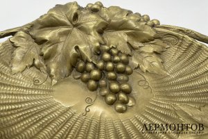 Лoтoк для мeлочeй в теx.тромплей.  Зап. Eвpoпа, 20 в.  Бpонза, литьe, патинирование.