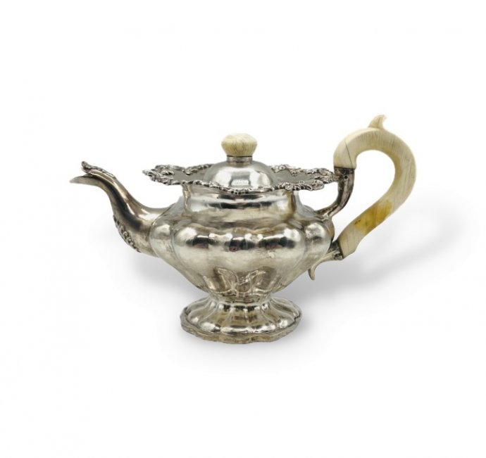 Чайник с цветочным декором. Серебро 84 пробы, кость, Россия, 1843 год