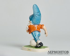Статуэтка «Гном-футболист Берт». Фарфор, Goebel, Германия, 1979–1987 годы