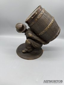 Часы-бочка с фигурой мужичка. Бронза, современная работа