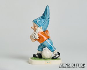 Статуэтка «Гном-футболист Берт». Фарфор, Goebel, Германия, 1979–1987 годы