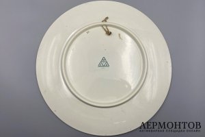 Парные тарелки с изображениями пахаря и красноармейца. Песоченская фабрика, 1926 г.