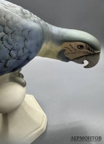 Скульптура «Голубой ара». Бисквит, роспись, Royal Dux, Чехия, 20 век