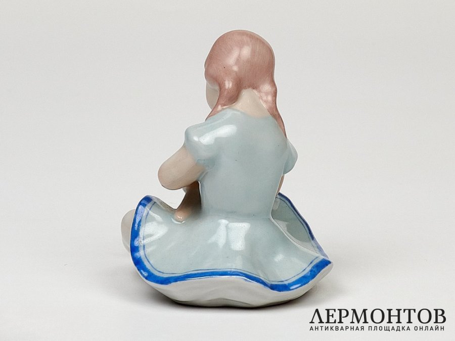 Статуэтка «Девочка с куклой». Фарфор, Kispest, Венгрия, 1950–1960 годы