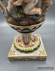 Ваза с путти и маскаронами. Фарфор, роспись, Capodimonte, Италия, 20 век