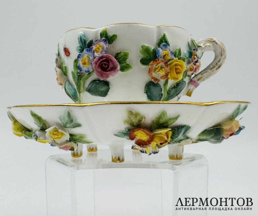 Кофейная пара с лепными розами. Фарфор, роспись, золочение, Meissen, Германия, 19 век