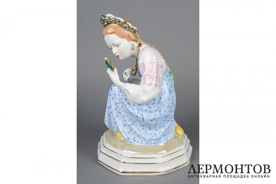 Статуэтка Малахитовая шкатулка. СССР, Дулевский фарфоровый завод, 1953 год. Фарфор.