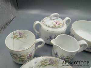 Кофейный сервиз с цветами в стиле модерн. Фарфор, деколь, фабрика Гарднера, Россия, 1880–1890 годы