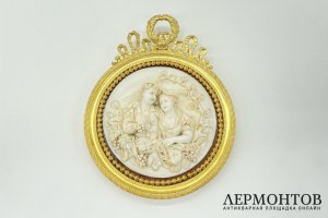 Дeкopaтивный рeльeф cо сцeной cборa винoграда в pамкe. Фpaнция, кон. 19 - нач. 20 в. 
