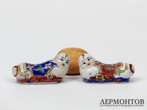 Статуэтки «Младенец на подушке», две штуки. Фарфор, Китай, середина XX века