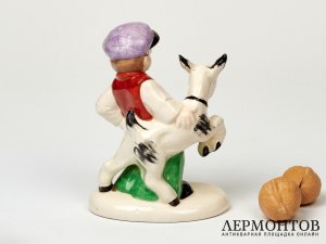 Статуэтка «Мальчик с козлёнком». Фарфор, Sitzendorf, Германия, середина XX века