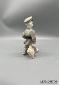 Статуэтка «Первоклассник». Фарфор, роспись, ЛФЗ, скульптор А. Пахомов, СССР, 1950–1960 годы