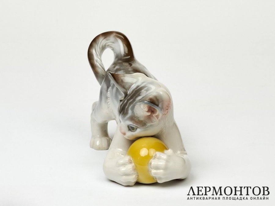 Статуэтка «Котёнок с мячом». Фарфор, Eschenbach, Германия, 1947–1953 годы