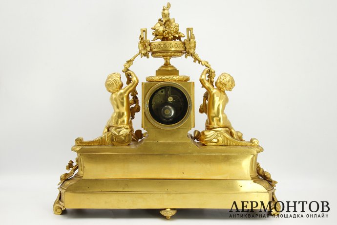 Часы каминные Путти с гирляндами цветов. Бронза, фарфор. Франция, 1850-60е гг.