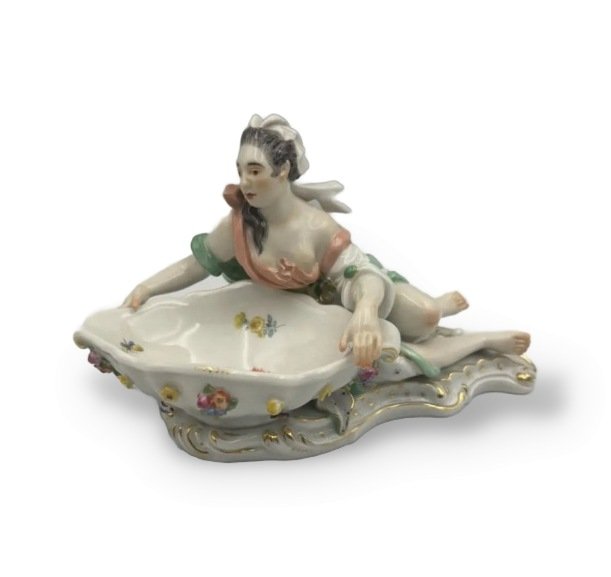 Ваза для сладостей с фигурой девушки. Фарфор, роспись, лепка, Meissen, Германия, конец 19 — начало 20 века