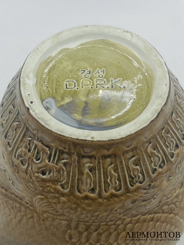 Ваза с крышкой «Дракон». Керамика, КНДР, 1950–1970 годы