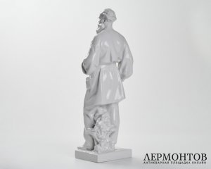 Скульптура «Лев Толстой в Ясной Поляне». Фарфор, ЛФЗ, СССР