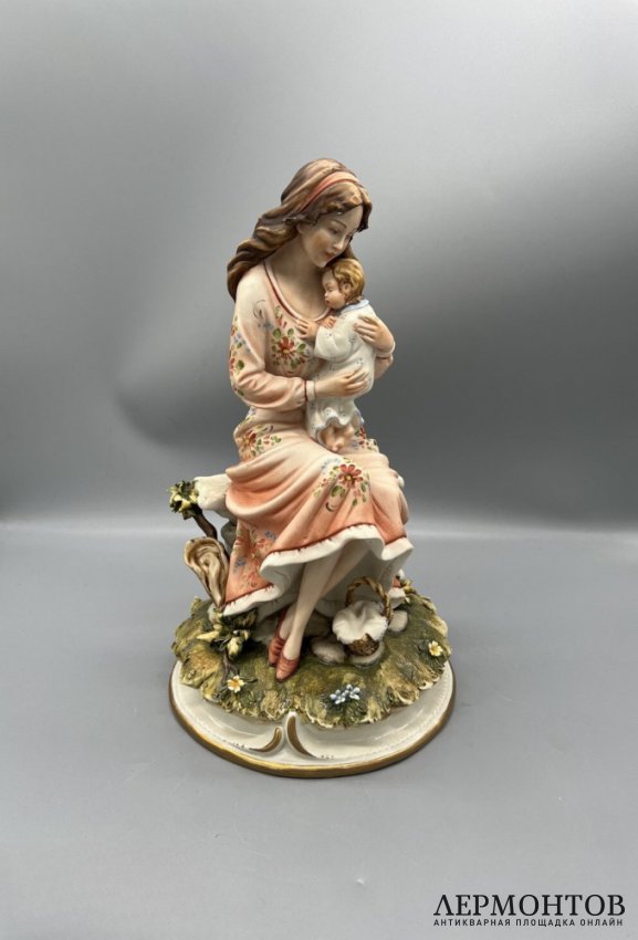 Скульптурная композиция «Материнство». Бисквит, роспись, Capodimonte, мастерская La Medea, Италия, 2-я половина 20 века