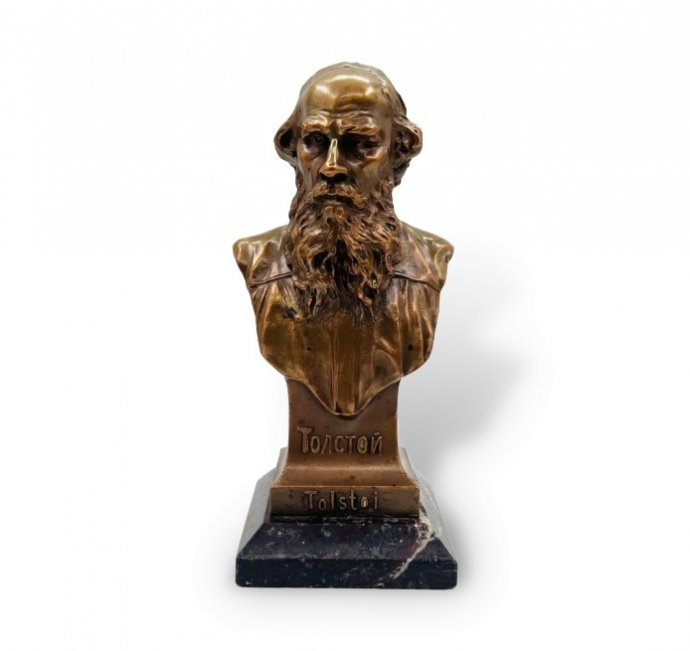 Бюст Л. Н. Толстого. Омеднённый сплав, камень, Россия, 1911–1915 годы