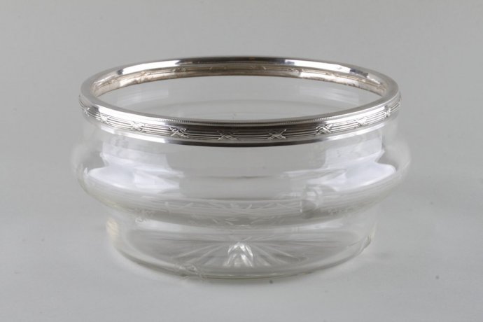 Чаша с резьбой и травлением. Серебро 950, стекло. Франция, кон. XIX - нач. XX вв.