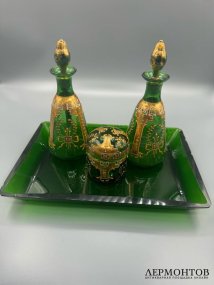 Туалетный набор: два флакона и баночка на подносе. Стекло малахитового цвета, роспись эмалями, Западная Европа, начало 20 века
