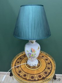 Настольная лампа «Цветы и бабочки» из коллекции «Queen Victoria». Фарфор, роспись, Herend, Венгрия, 1-я половина 20 века