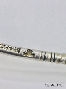 Ложка для ягод. Серебро 88 пробы, выемчатая эмаль по скани, П. Овчинников, Россия, 1886 год