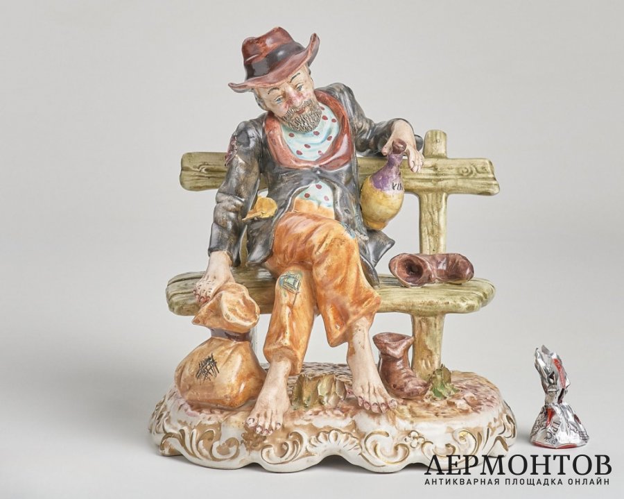 Статуэтка «Бродяга на скамье». Фарфор, Capodimonte, Италия