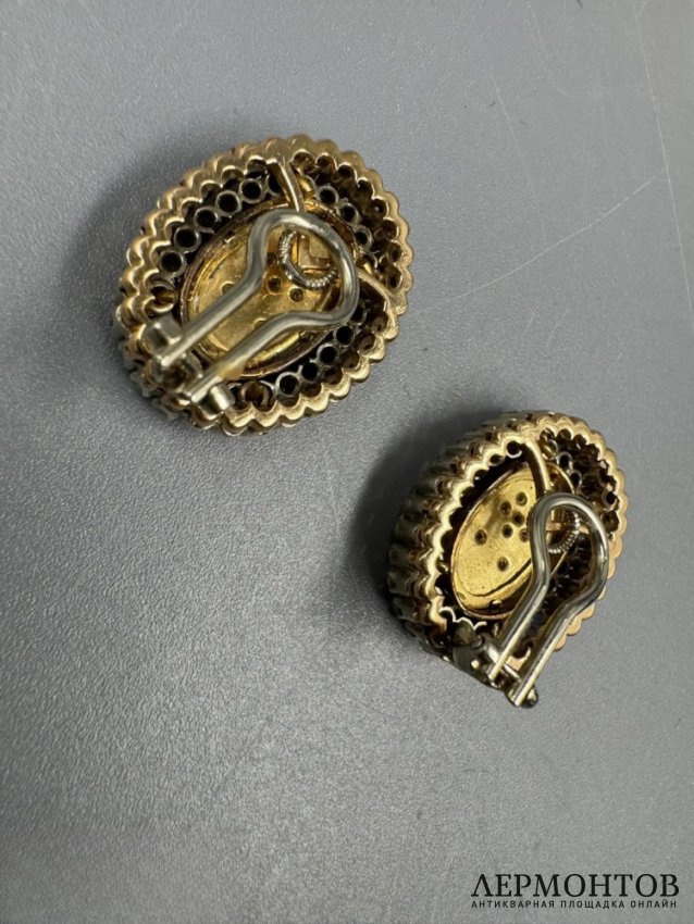 Серьги-клипсы с бриллиантами. Золото 750 пробы, гильоширная эмаль