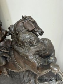 Скульптура «Сражающаяся амазонка». Шпиатр, по модели А. Кисса, H. Gladenbeck, Германия, конец 19 — начало 20 века