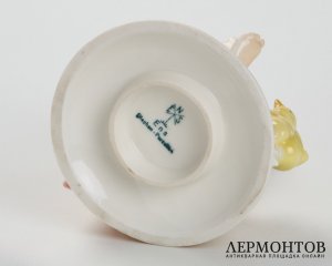Статуэтка «Испуг. Ой, цыплёнок!». Фарфор, Karl Ens, Германия, 1920–1930-е годы