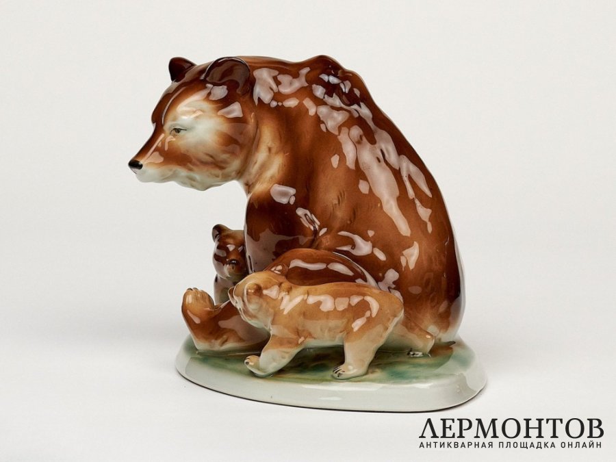 Статуэтка «Медведица с медвежатами». Фарфор, Lippelsdorf, Германия, 1951–1974 годы