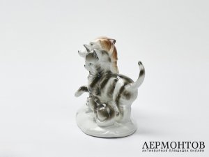 Статуэтка «Такса, кошка и котёнок». Фарфор, Lippelsdorf, Германия, 1951–1974 годы