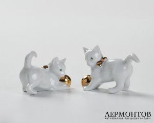 Статуэтка «Котёнок с золотым мячом». Фарфор, Metzler & Ortloff, Германия, 1950–1970-е годы