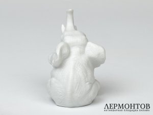 Статуэтка «Слоненок с поднятой ногой». Фарфор, Rosenthal, Германия, XX век