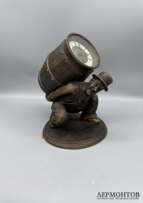 Часы-бочка с фигурой мужичка. Бронза, современная работа