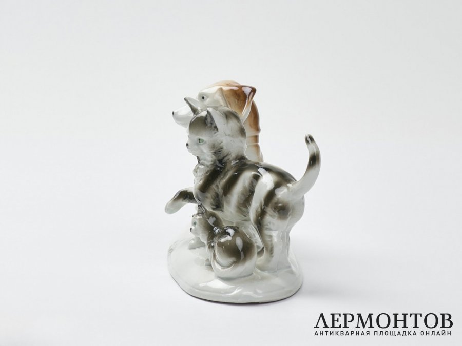 Статуэтка «Такса, кошка и котёнок». Фарфор, Lippelsdorf, Германия, 1951–1974 годы