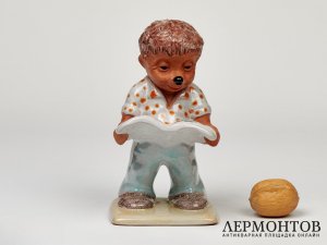 Статуэтка «Еж с газетой». Керамика, Венгрия, 1950 год