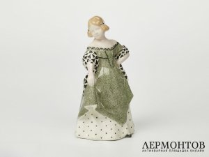 Статуэтка «Девушка бидермейер, смотрит направо». Goldscheider, Австрия, 1904–1905 годы