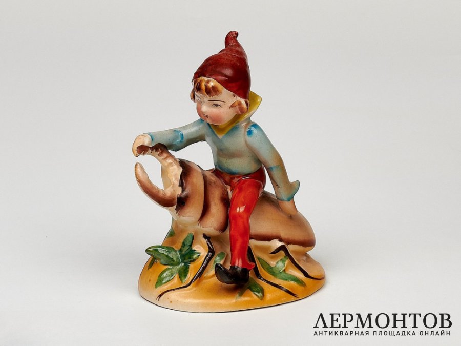 Статуэтка «Мальчик на жуке». Фарфор, Япония, 1945–1952 годы