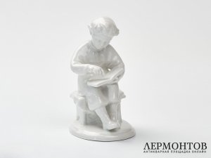 Статуэтка «Юный Ленин с книгой». Фарфор, ЛФЗ, СССР