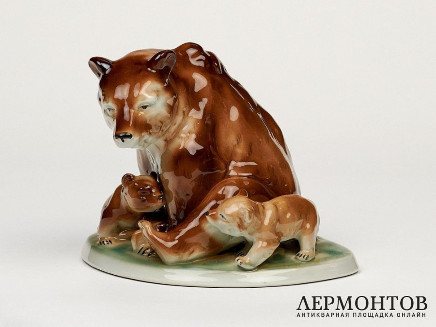Статуэтка «Медведица с медвежатами». Фарфор, Lippelsdorf, Германия, 1951–1974 годы