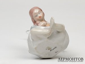 Статуэтка «Девочка с куклой». Фарфор, Kispest, Венгрия, 1950–1960 годы