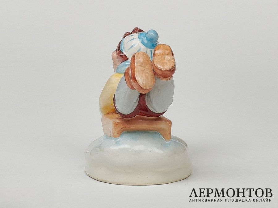 Статуэтка «Девочка на санках». Фарфор, Royal Dux, Чехословакия, 1940 год