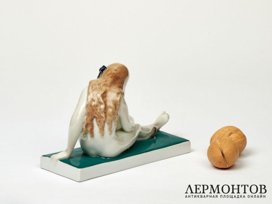 Статуэтка «Обнажённая девушка с кошкой». Фарфор, Karl Ens, Германия, 1919–1940 годы