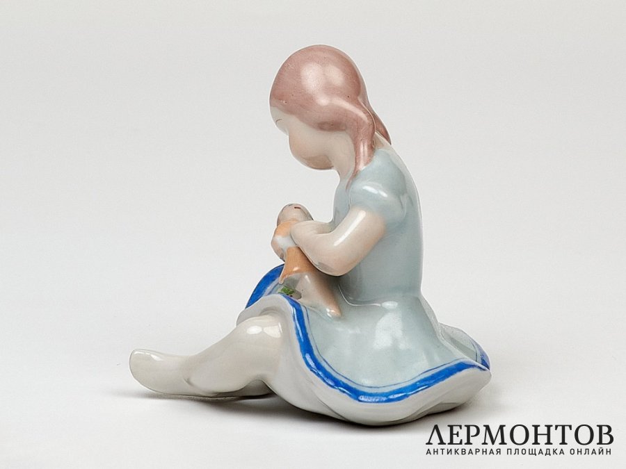 Статуэтка «Девочка с куклой». Фарфор, Kispest, Венгрия, 1950–1960 годы