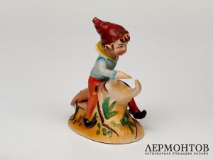 Статуэтка «Мальчик на жуке». Фарфор, Япония, 1945–1952 годы