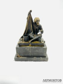 Скульптура «Торговец коврами». Бронза, мрамор, скульптор К. Т. Эйхлер, Австрия, начало 20 века