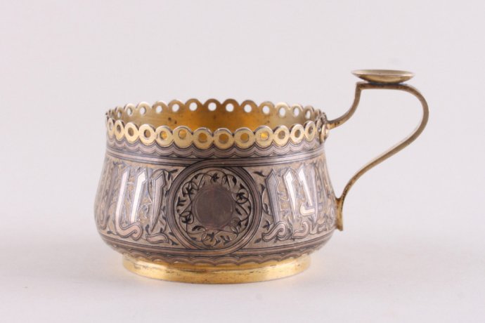 Подстаканник с черневым узором и арабской вязью. Серебро 84 пробы. Россия, 1870 г.